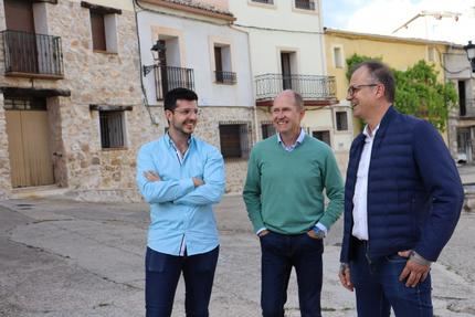 El Grupo Popular de la Diputación conoce las necesidades y los proyectos en ejecución de Escamilla de la mano de su alcalde