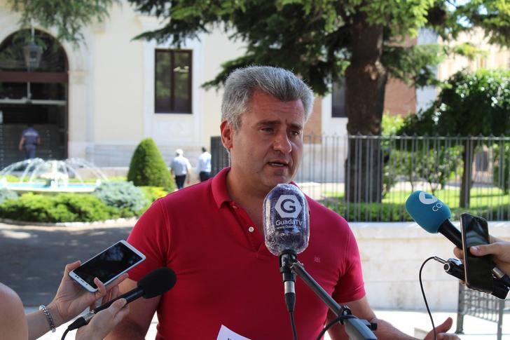 Reprochan a Page que venga a inaugurar exposiciones en vez de a solucionar los problemas de transporte, sanitarios o de educación en Guadalajara