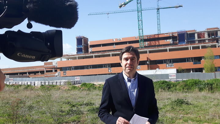 Exigen explicaciones en las Cortes Regionales sobre “los ‘obreros figurantes’ que van con Page cuando visita las obras del Hospital de Guadalajara”