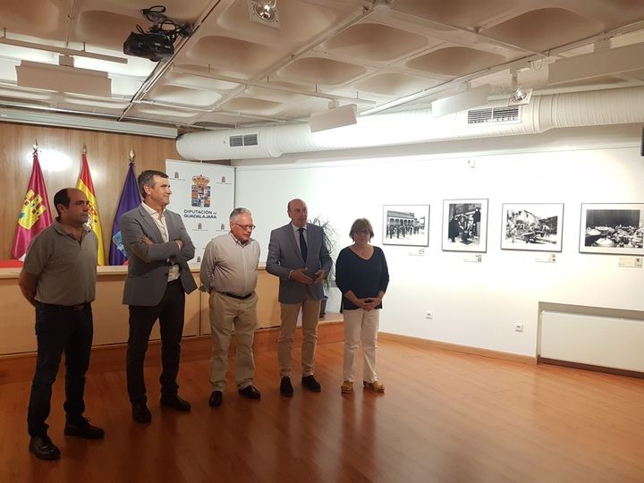 El presidente de la Diputación anima a visitar las exposiciones del Centro San José con motivo de las Ferias y Fiestas