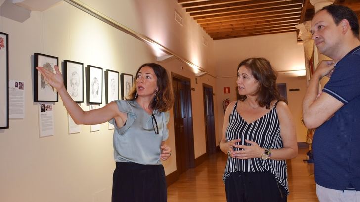 La Biblioteca pública de Guadalajara acoge la exposición Tejiendo la historia, que visibiliza a través de retratos la figura de mujeres artistas