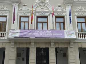 El Grupo Municipal VOX critica “el uso indebido del balcón del Ayuntamiento de Guadalajara en una campaña propagandística y de imposición ideológica, regada de dinero público”