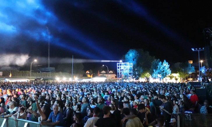 Fulgurante noche de «Fangoria» en las Fiestas de Cabanillas