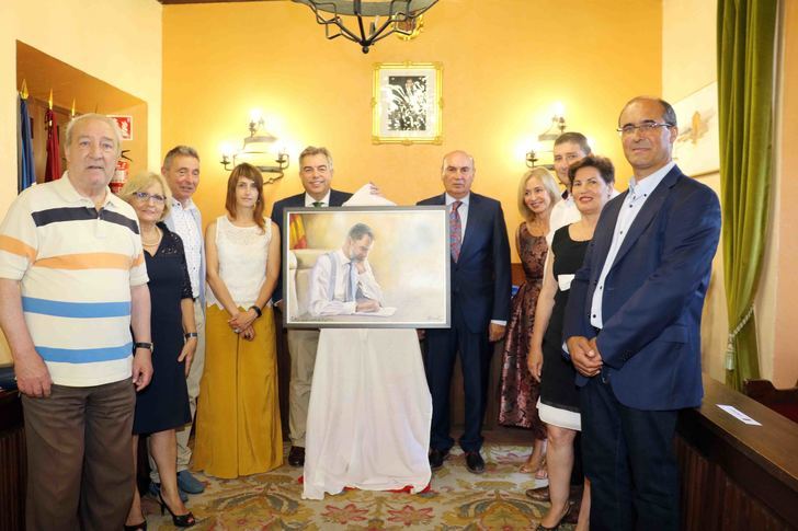 El pintor Emilio Fernández-Galiano dona un retrato del rey Felipe VI al Ayuntamiento de Sigüenza