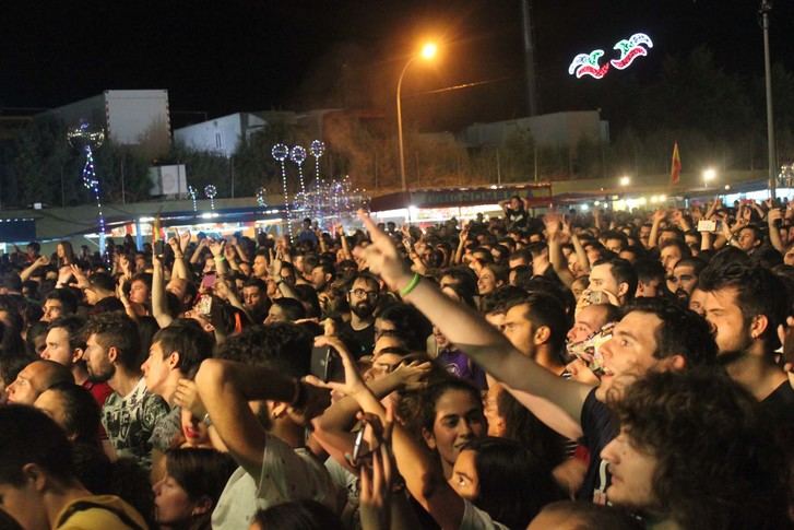 El grupo La Raíz abarrota el recinto Ferial de Cabanillas en la noche de la luna roja