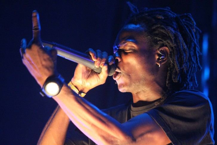 El grupo La Raíz abarrota el recinto Ferial de Cabanillas en la noche de la luna roja