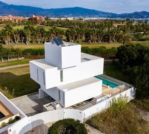 El juego de volúmenes bajo la luz de 'Casa en Playagranada', premio Miguel Fisac del COACM