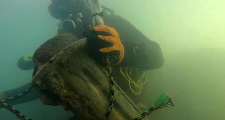 Segunda limpieza del fondo subacuático del río Tajo bajo el puente de Trillo
