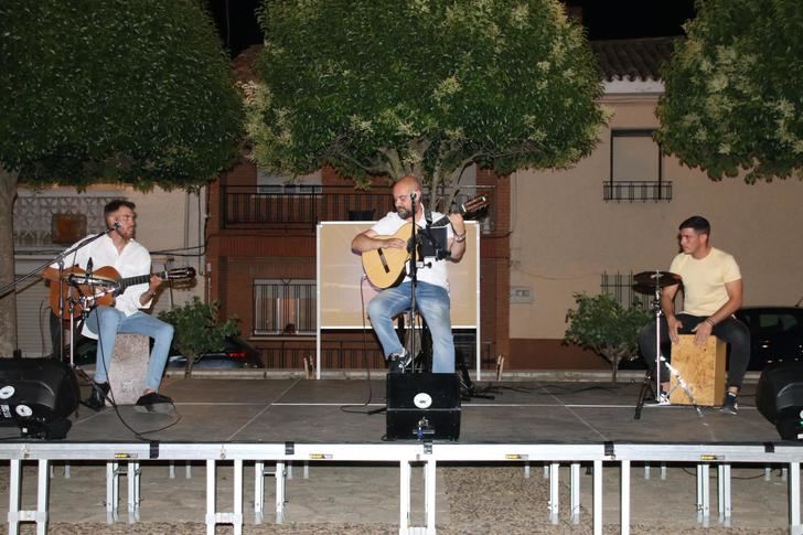 Fuentenovilla da comienzo a su programación cultural de verano con un concierto de rumbas