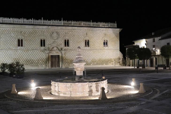El Ayuntamiento de Cogolludo realza la fuente de la Plaza Mayor con iluminación ornamental