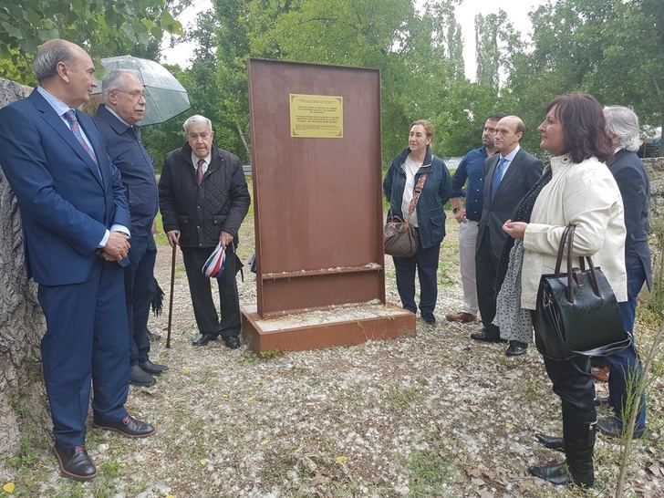 Gárgoles de Abajo coloca una placa que recuerda el paso de Cela por el municipio en su Viaje a la Alcarria
