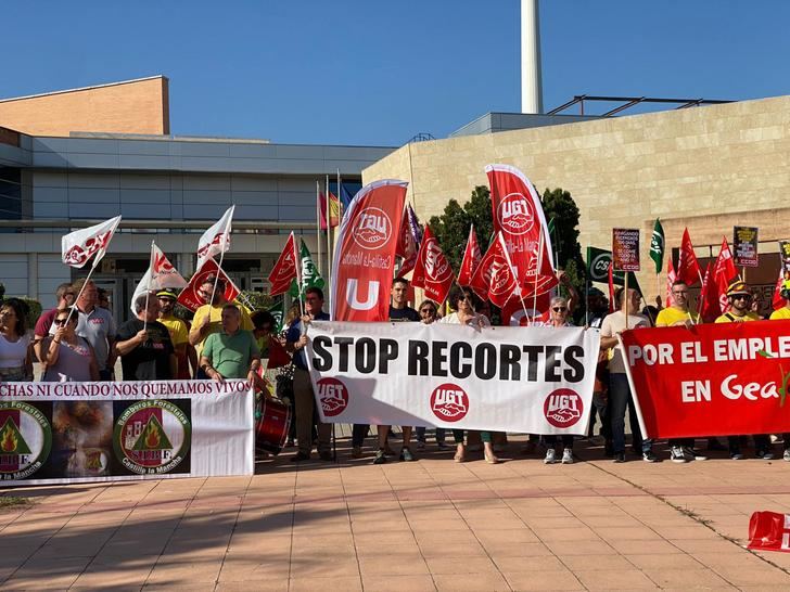 Los trabajadores de GEACAM se concentran en Toledo para denunciar los 400 despidos de la empresa pública