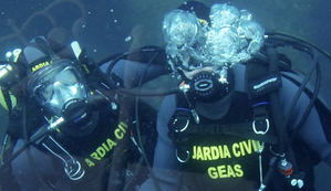 Trabajan para rescatar un vehículo con dos fallecidos en el pantano de Entrepeñas