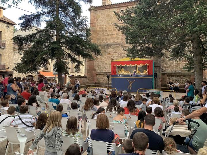 El guiñol de Gorgorito y la fiesta de DJs ponen el broche de oro a la Semana Joven de Sigüenza