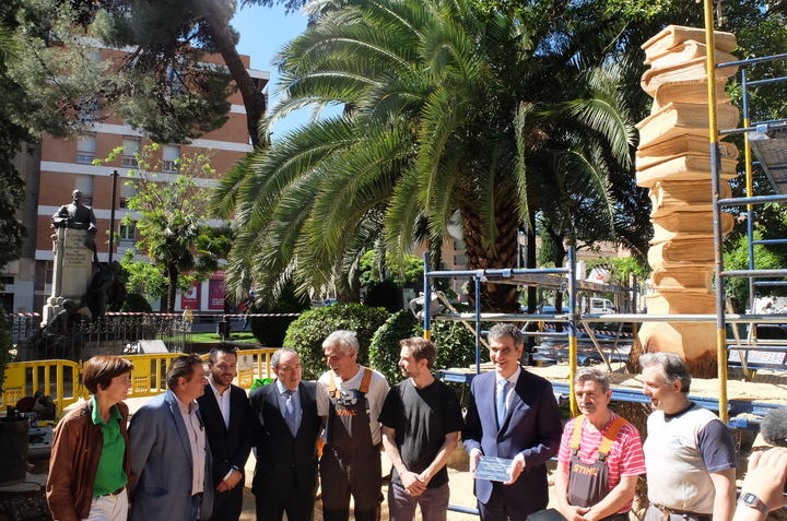 El Ayuntamiento de Guadalajara dedica una escultura de madera al profesorado