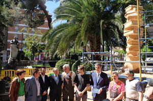 El Ayuntamiento de Guadalajara dedica una escultura de madera al profesorado