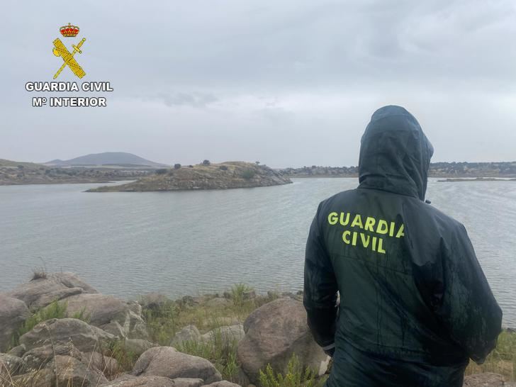 La Guardia Civil trabaja en un dispositivo de búsqueda de una persona desaparecida en el pantano del Guajaraz en Argés