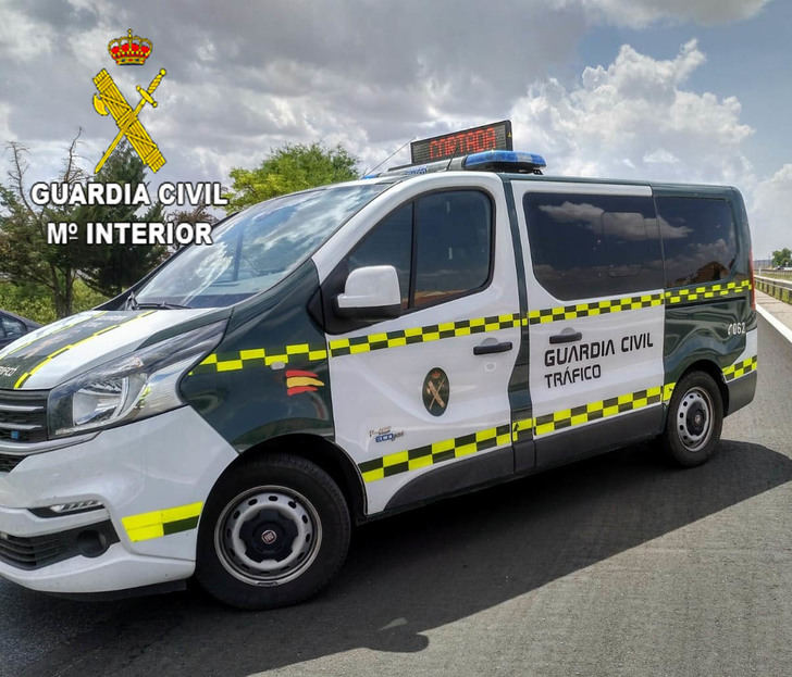 La Guardia Civil investiga a un conductor por alcoholemia positiva y a una mujer por encubrimiento
