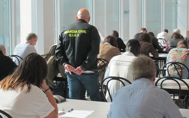 Detenido por suplantar a otra persona en el examen teórico del carné de conducir en Guadalajara