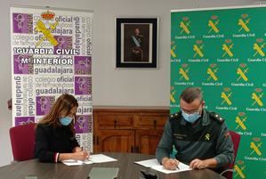 La Guardia Civil y el Colegio Oficial de Farmacéuticos de Guadalajara firman un procedimiento operativo de colaboración 