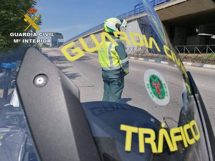 La Guardia Civil de Guadalajara investiga al conductor de un camión que conducía con documentación falsificada 