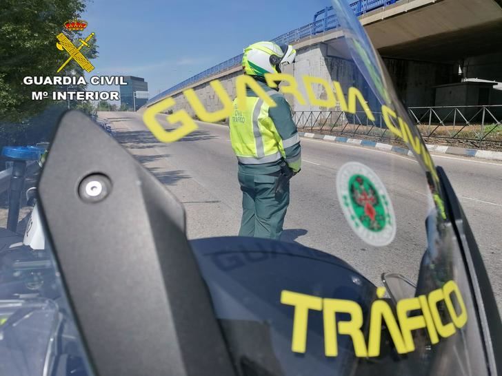 La Guardia Civil de Guadalajara investiga al conductor de un camión que conducía con documentación falsificada
