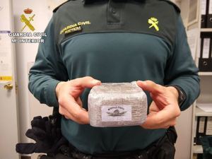 La Guardia Civil detiene a dos personas por llevar medio kilo de hachís en su coche en Pioz