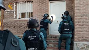 La Guardia Civil detiene a 5 personas por cultivo de marihuana en Torrejón del Rey y en El Casar
