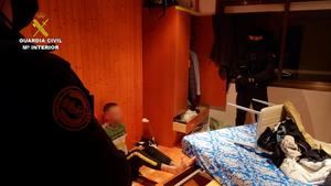 La Guardia Civil desarticula una organización criminal responsable de CIENTOS de estafas relacionadas con la venta de mascarillas y otros efectos