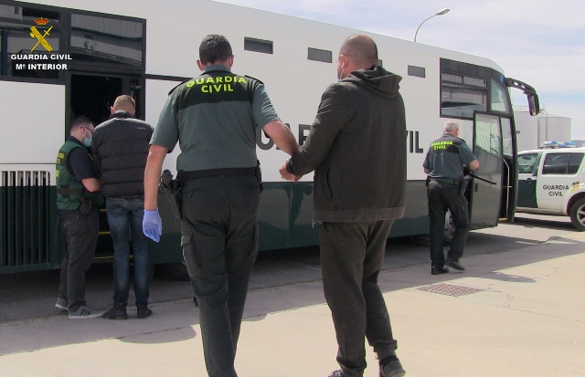 Desarticulada una organización criminal internacional dedicada a la fabricación y distribución de tabaco ilegal