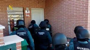 La Guardia Civil de Toledo desarticula una organizaci&#243;n criminal dedicada a robos con fuerza en establecimientos y robo de veh&#237;culos de alta gama