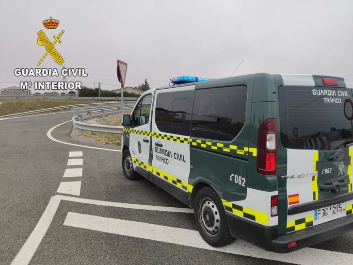 La Guardia Civil de Guadalajara investiga a una conductora como presunta autora de tres delitos contra la seguridad vial tras sufrir un accidente de circulación