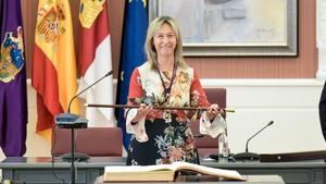 La alcaldesa, Ana Guarinos, firma los Decretos de las nuevas delegaciones en el Ayuntamiento de Guadalajara