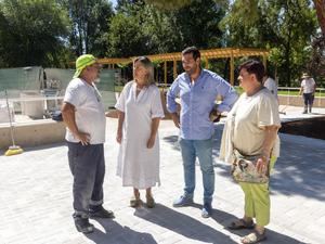 Ana Guarinos constata las condiciones de los trabajadores municipales de calle en plena ola de calor y les agradece su labor