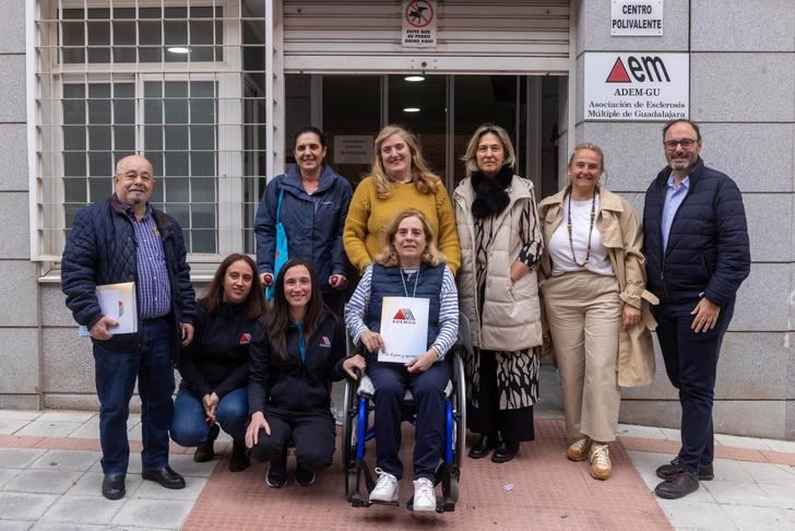 El Ayuntamiento compromete su colaboración con la Asociación de Esclerosis Múltiple de Guadalajara
