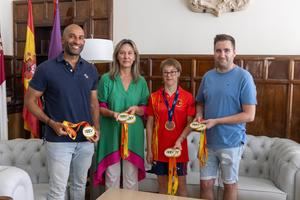 La alcaldesa de Guadalajara recibe a Marta Martínez, nadadora alcarreña con Síndrome de Down y la pone como ejemplo de superación