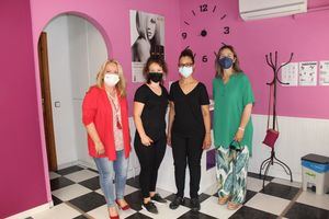 Guarinos defiende la rebaja de impuestos y las ayudas europeas contra la precariedad que arrastra el sector de la estética y la peluquería