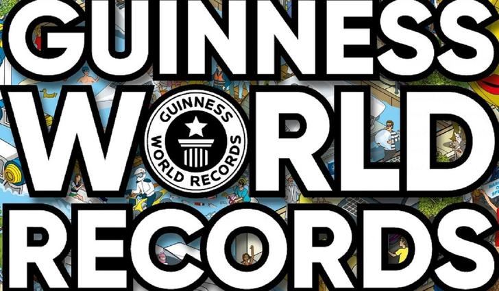 Los quintos de Montesclaros (Toledo) baten el Récord Guiness de huevos colgados alrededor de su plaza con 57.062