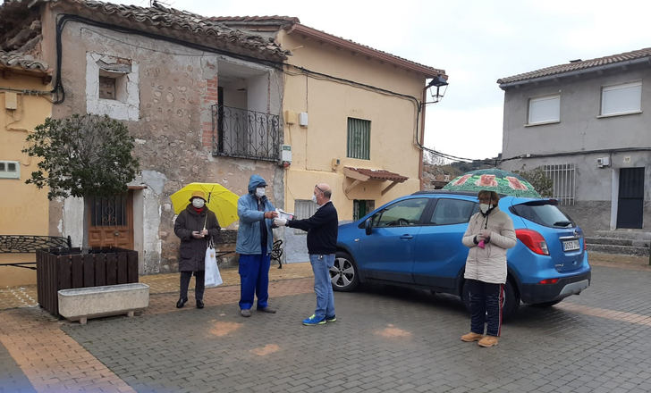 El ayuntamiento de Henche reparte mascarillas, guantes y gel hidroalcohólico entre sus vecinos