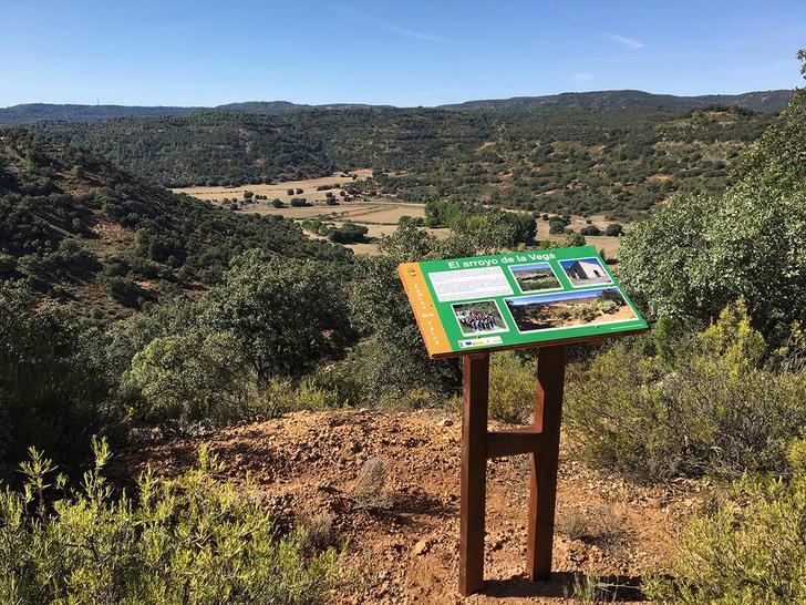 Henche inaugura dos nuevas rutas de senderismo y el museo del vino