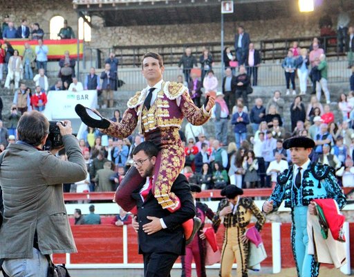 Manzanares sale en hombros de Brihuega