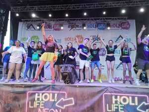 El color tom&#243; la noche con la carrera Holi Life Neon de Guadalajara en la que participan 3.000 personas