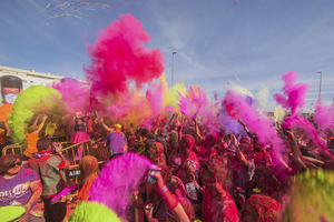 Polvos de neón en la Holi Life nocturna que se celebrará en Guadalajara