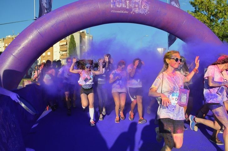 4.000 runners disfrutan con los polvos de colores en la edición Day & Night de la carrera lúdica Holi Life en Guadalajara