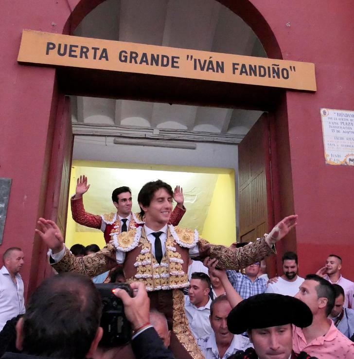 Puerta Grande para Roca Rey y Tomás Rufo en la segunda de La Antigua. Foto : EDUARDO BONILLA