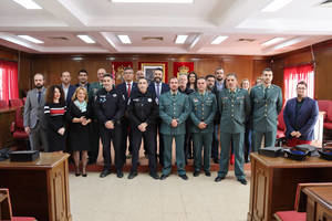 Homenaje en el Ayuntamiento de Azuqueca a los policías locales y guardias civiles que participaron en el desalojo de un edificio en llamas y el rescate de una persona