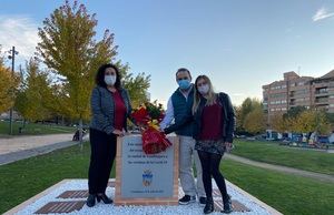 El PP rinde homenaje a las víctimas de la Covid en el monumento del parque de Adoratrices de Guadalajara
