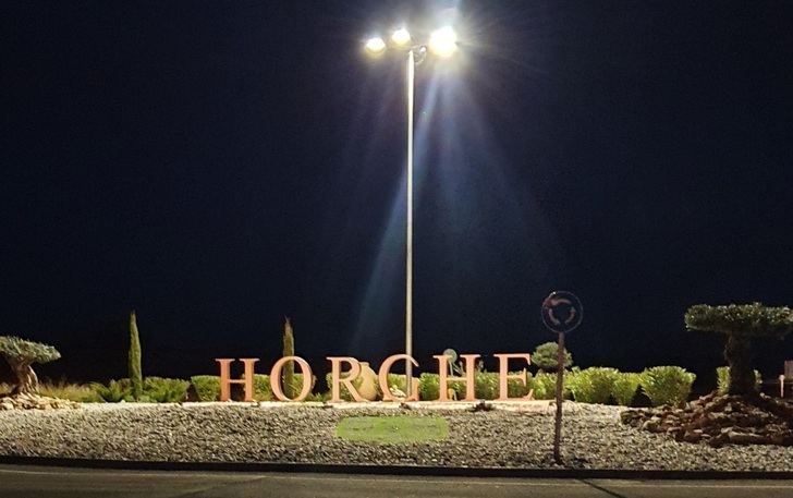Dos nuevas farolas iluminan las rotondas de acceso a Horche por la carretera GU-205