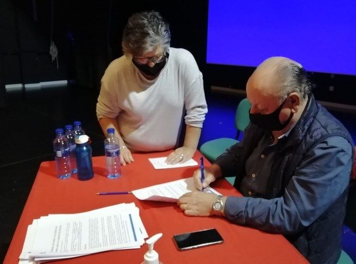 El Ayuntamiento de Horche y el Observatorio Para una Cultura del Territorio firman el convenio para el proyecto 'Los amigos de la Huerta'