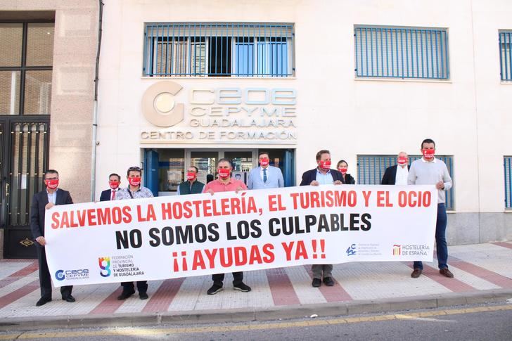 Los hosteleros se concentran para apoyar al sector del Turimso y Ocio Nocturno de la provincia de Guadalajara